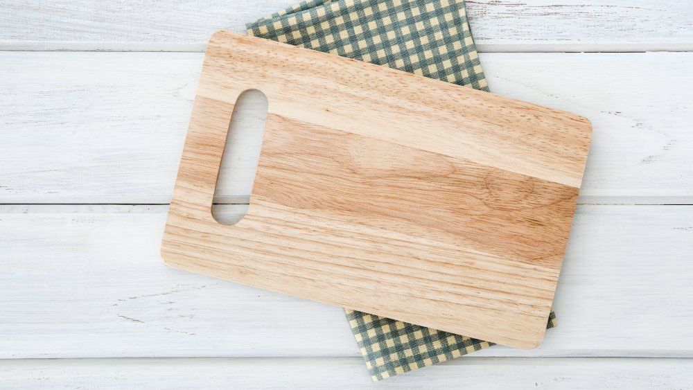 https://www.sparkleandshine.today/wp-content/uploads/How-to-Clean-a-Cutting-Board-Hygienically.jpg