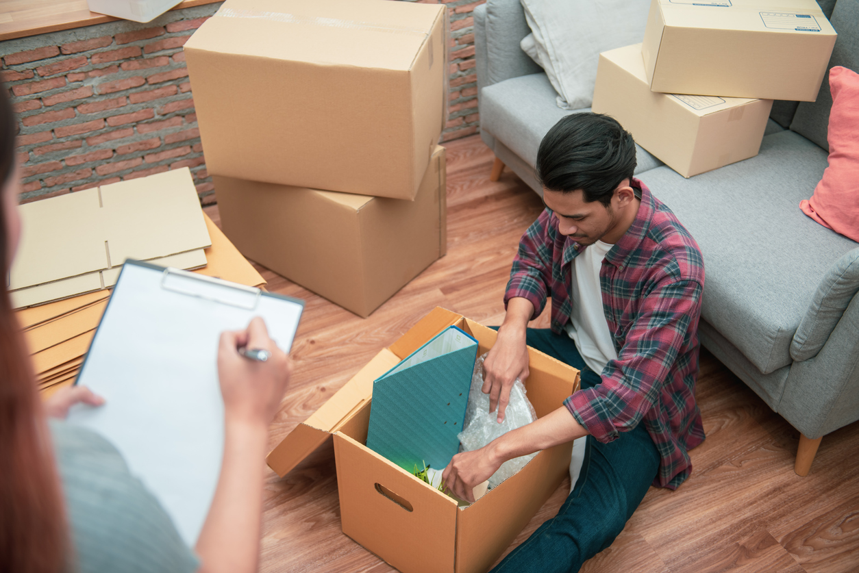People-organizing-their-DIY-moving-process-with-a-schedule-and-checklist People organizing their DIY moving process with a schedule and checklist