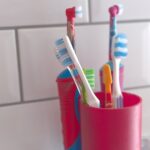 How to clean a toothbrush holder